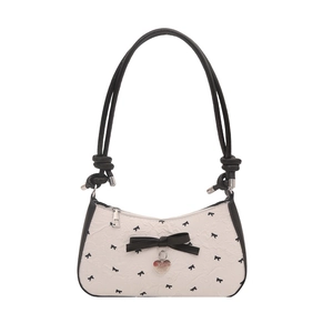 Sac hobo blanc cassé chic avec nœud en ruban noir, pendentif cœur et motifs imprimés