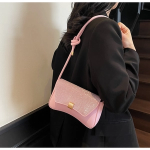 Sac baguette rose avec paillettes brillantes et détail de bandoulière nouée unique