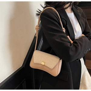 Détail d'un sac bandoulière carré avec rabat pailleté et boucle en métal doré chic