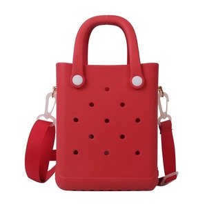 Rote EVA-Strandtasche mit Lochmuster, verstellbarem Schultergurt und Tragegriff