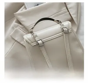 Détails des bretelles réglables avec boucles en métal argenté sur sac beige