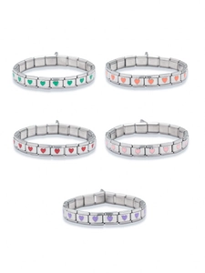 Détails macro des cœurs en émail coloré sur les bracelets modulaires en acier inoxydable