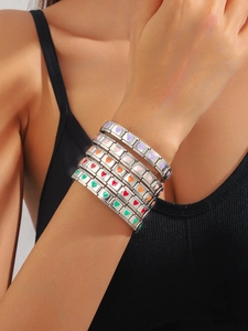 Gros plan de breloques cœur colorées sur bracelets à maillons modulaires en acier