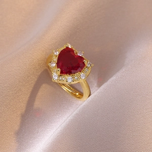 Eleganter vergoldeter Ring mit großem rotem Herz-Zirkonia und glitzerndem Halo