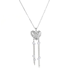Collier élégant à pendentif cœur avec pompons argentés et accents de perles