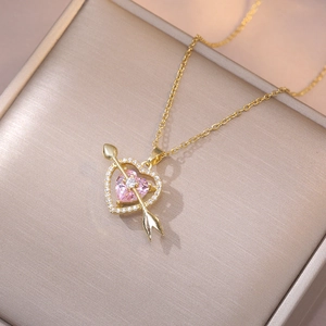 Collana con Pendente a Cuore Freccia di Cupido in Acciaio al Titanio Placcato Oro Zircone Rosa Gioielli per Donna Regalo di San Valentino