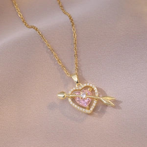 Elegante collana con cuore d'oro, zircone rosa e freccia di Cupido su raso rosa