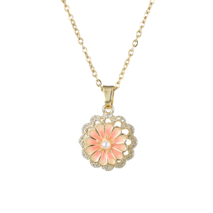 Collier avec pendentif fleur rotative en émail rose, chaîne dorée et perle centrale