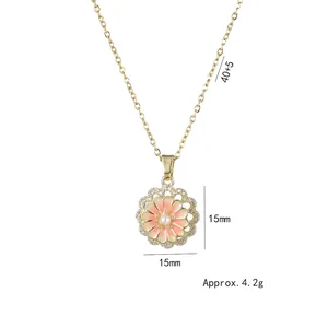 Collier marguerite rotatif avec pétales en émail rose et perle sur chaîne dorée