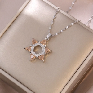 Collier avec pendentif étoile de David, gemmes champagne et pierres de zircone brillantes