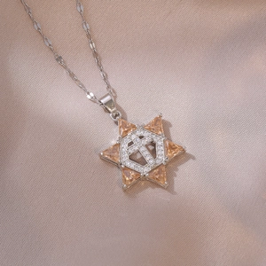 Collier étoile de David avec pendentif croix et zircon champagne sur fond de soie