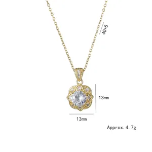 Halskette mit vergoldetem Blumenanhänger, grünem Zirkonia und diamantbesetzten Blütenblättern