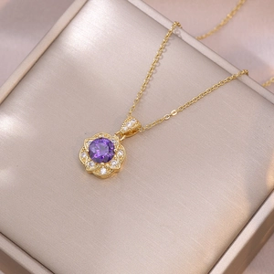 Elegante Goldhalskette mit violettem Zirkonia-Blumenanhänger und weißen Akzentsteinen