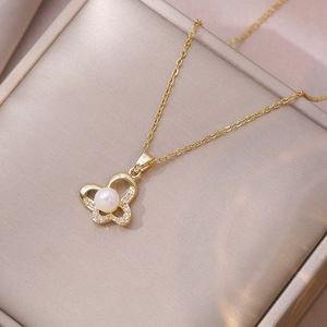 Elegante collar de mariposa dorado con detalles de circón y colgante de perla en satén