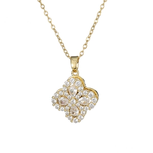 Collier trèfle en or 18 carats avec pierres en goutte et cristaux pavés sur fond blanc