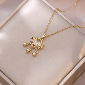Collier doré avec pendentif serrure Ruyi serti de zircons et trois perles dorées