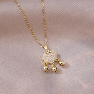 Collier élégant en titane doré avec pendentif serrure Ruyi étincelant sur satin champagne