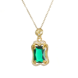 Collier avec pendentif émeraude zircon et chaîne dorée sertie de petits cristaux
