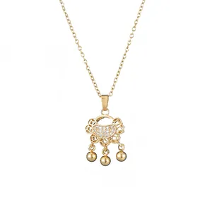 Collier cadenas Ruyi doré avec détails en filigrane et pierres de zircone cubique