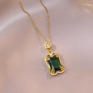 Élégant collier pendentif rectangulaire vert émeraude avec chaîne dorée sur soie