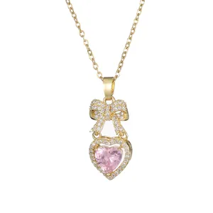 Elegante collana d'oro con ciondolo a cuore in zircone rosa e fiocco di strass luccicanti