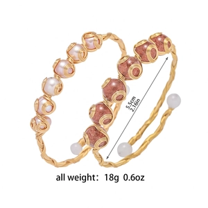 Handgefertigtes golddrahtumwickeltes Armband-Set mit Erdbeerquarz und Naturperlen