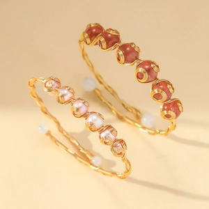 Minimalistische goldene Armreifen mit Strawberry Quarz und Perlen im Wickel-Design