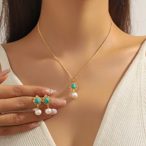 Ensemble bijoux avec collier et boucles d'oreilles en perles baroques et turquoise vintage