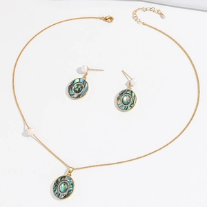 Goldschmuck-Set mit Abalone-Muschel-Anhänger, weißen Perlen und funkelnden Kristallen