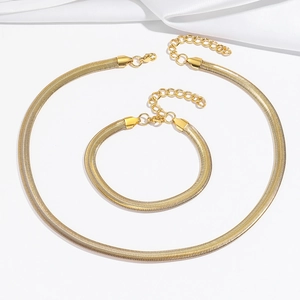 Ensemble collier et bracelet maille serpent plate dorée en acier titane au style épuré