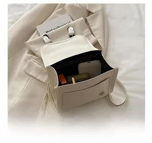 Vue intérieure du sac à dos blanc crème montrant l'espace pour téléphone et portefeuille