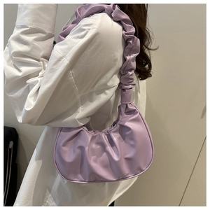 Dettaglio della borsa a mezzaluna plissettata lavanda con tracolla morbida scrunchie