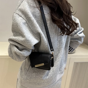 Minimalistische schwarze Mini-Umhängetasche aus Leder mit goldener Metallschnalle