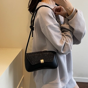 Sac baguette élégant à paillettes noires avec boucle dorée et bandoulière nouée