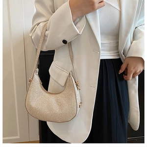 Détail du sac hobo en paillettes champagne doré avec bandoulière réglable et fini brillant