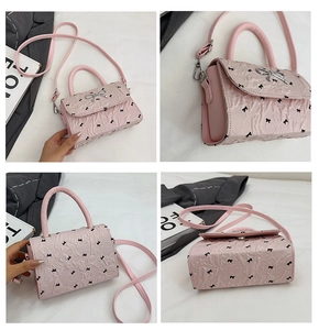 Vues détaillées d'un sac bandoulière plissé rose avec nœud métallique et lanière