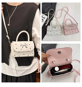 Détails de l'intérieur du sac à bandoulière imprimé nœuds avec boucle argentée