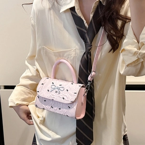 Mini borsa a tracolla plissettata rosa con fiocchi neri e fibbia metallica lucida