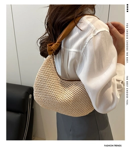 Detailaufnahme der gewebten Schultertasche mit braunem Knotengurt und Halbkreis-Design