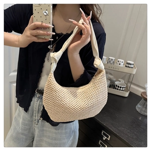 Detail der geflochtenen Hobo-Tasche mit weichem Stoffgriff und Wabenmuster-Textur
