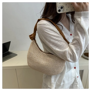Detail der beigen geflochtenen Hobo-Tasche mit geknotetem braunem Leder-Schulterriemen