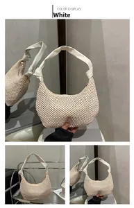 Detailansicht der gewebten cremefarbenen Schultertasche mit Textur und Knotengriffen
