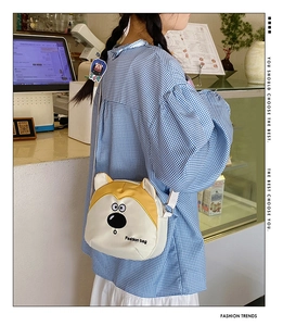 Détail d'un joli sac à bandoulière en toile avec motif chien et bandoulière réglable