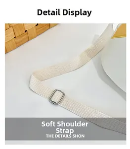 Détail de la bandoulière réglable en toile blanc cassé avec boucle en métal argenté
