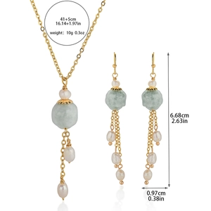 Parure de bijoux dorés avec perles naturelles et perles vertes aux longs glands