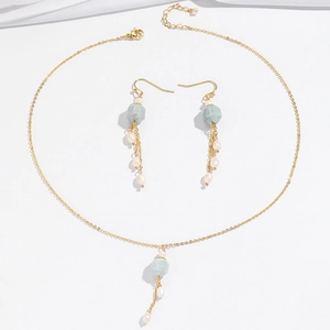Parure élégante collier et boucles d'oreilles en or avec perles et jade vert clair