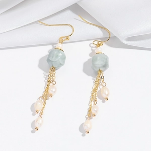 Boucles d'oreilles dorées avec perles vertes sculptées et pampilles de perles fines
