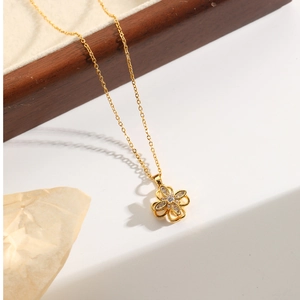 Collana rotante con ciondolo a quadrifoglio e micro-intarsi in zircone dorato lucido
