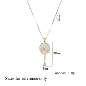 Collier en titane doré avec pendentif éventail fleuri et nacre, taille 30mm x 15mm