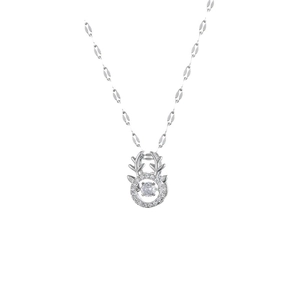 Collier en argent S925 avec pendentif bois de cerf et zircon scintillant sur fond blanc